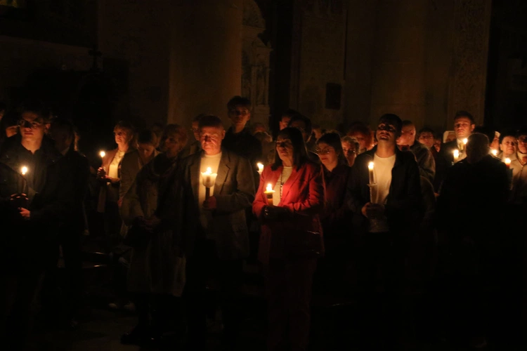 Płock. Wigilia Paschalna w katedrze