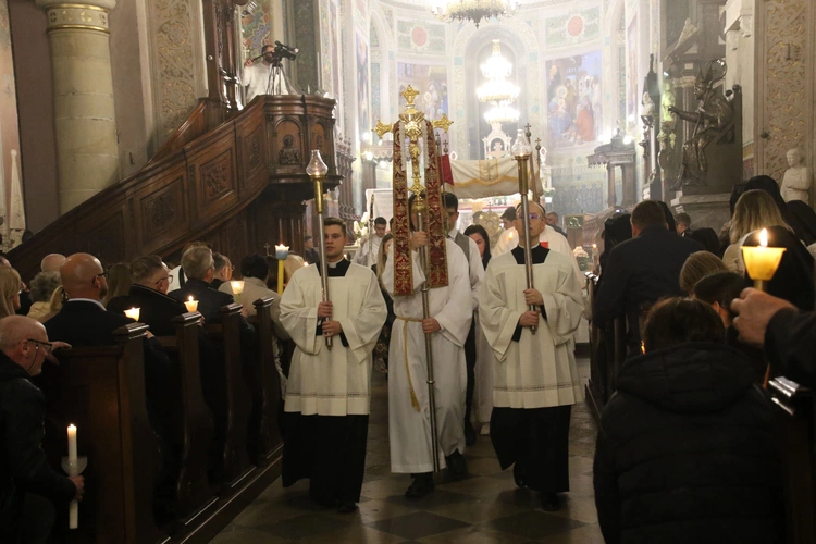 Płock. Wigilia Paschalna w katedrze