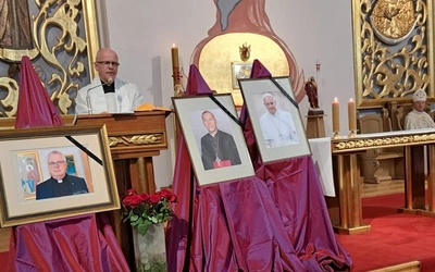 Modlono się za śp. papieża Franciszka, bp Piotra Turzyńskiego i ks. Marka Jagodzińskiego.