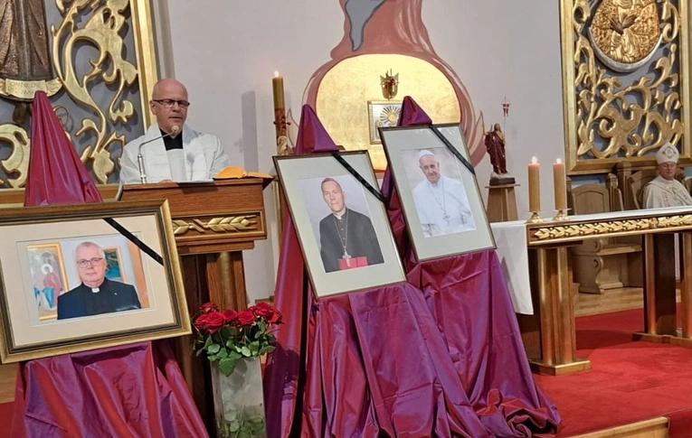 Modlono się za śp. papieża Franciszka, bp Piotra Turzyńskiego i ks. Marka Jagodzińskiego.