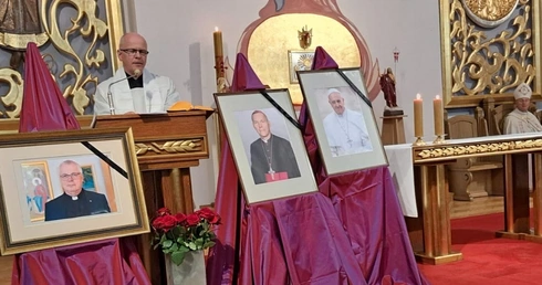 Modlono się za śp. papieża Franciszka, bp Piotra Turzyńskiego i ks. Marka Jagodzińskiego.