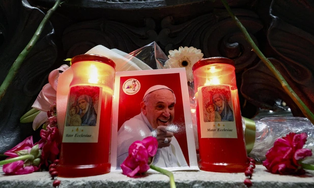 We wtorek oczekiwane decyzje w sprawie wystawienia trumny papieża i pogrzebu