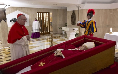 Ciało papieża Franciszka w kaplicy Domu św. Marty