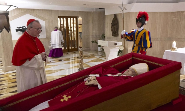 Ciało papieża Franciszka w kaplicy Domu św. Marty