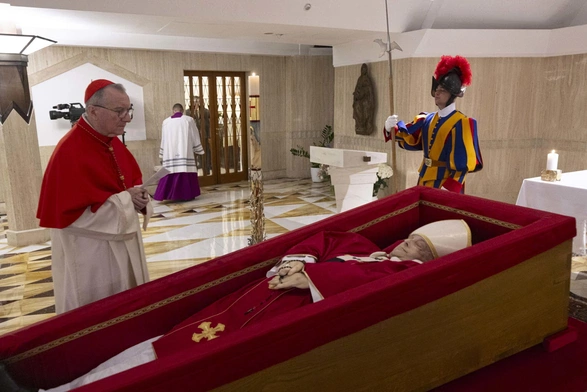 Ciało papieża Franciszka w kaplicy Domu św. Marty