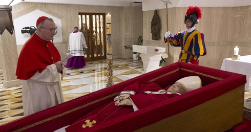 Ciało papieża Franciszka w kaplicy Domu św. Marty