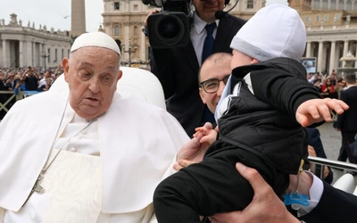 Ostatnie godziny Papieża Franciszka: gest ręki i podziękowanie za przejazd papamobile