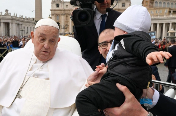 Ostatnie godziny Papieża Franciszka: gest ręki i podziękowanie za przejazd papamobile