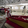 Współpracownicy Franciszka modlą się nad trumną z jego doczesnymi szczątkami