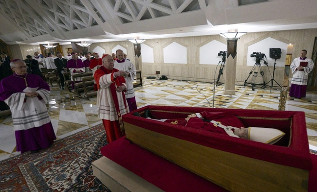 Współpracownicy Franciszka modlą się nad trumną z jego doczesnymi szczątkami