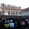 Plac św. Piotra, różaniec za zmarłego papieża Franciszka