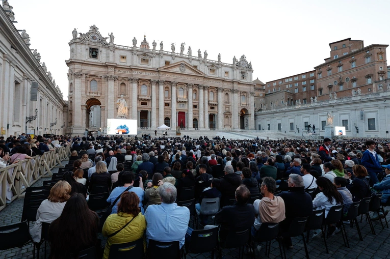 Plac św. Piotra, różaniec za zmarłego papieża Franciszka