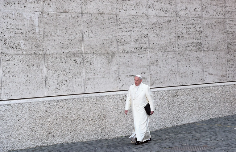 Papież bezceremonialny