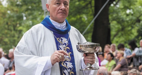 Ósmy dzień tygodnia. Rozmowa z bp. Arturem Ważnym