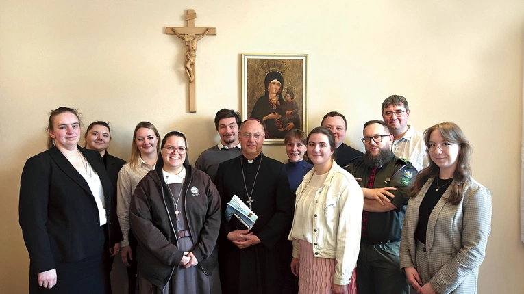 Spotkanie w gliwickiej kurii. Członkowie gremium, którzy odebrali dekrety z rąk biskupa gliwickiego.