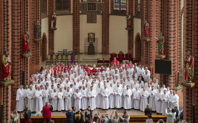 Nadzwyczajni szafarze zostali ustanowieni w Niedzielę Palmową w kościele Świętych ApostołówPiotra i Pawław Katowicach. 