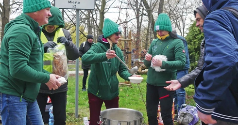 Wolontariusze Zupy za Ratuszem i ich przyjaciele w niedzielne popołudnie.