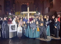 Aktorzy i chórzyści z Bulowic po swoim tegorocznym spektaklu.