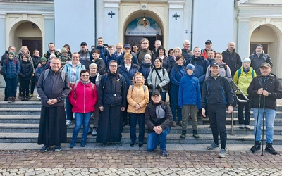 Pielgrzymi na początku wędrówki, przed skoczowskim kościołem jubileuszowym. 