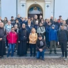 Pielgrzymi na początku wędrówki, przed skoczowskim kościołem jubileuszowym. 