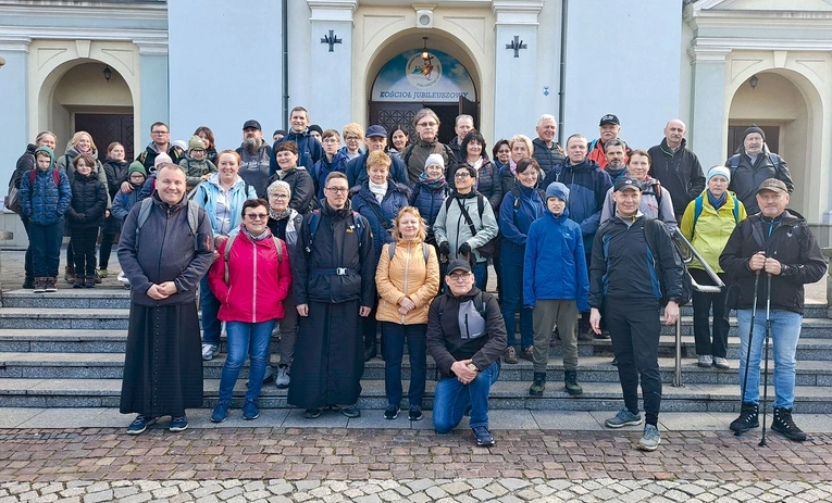 Pielgrzymi na początku wędrówki, przed skoczowskim kościołem jubileuszowym. 