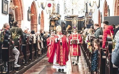 Pasterz pobłogosławił przyniesione przez wiernych palmy.