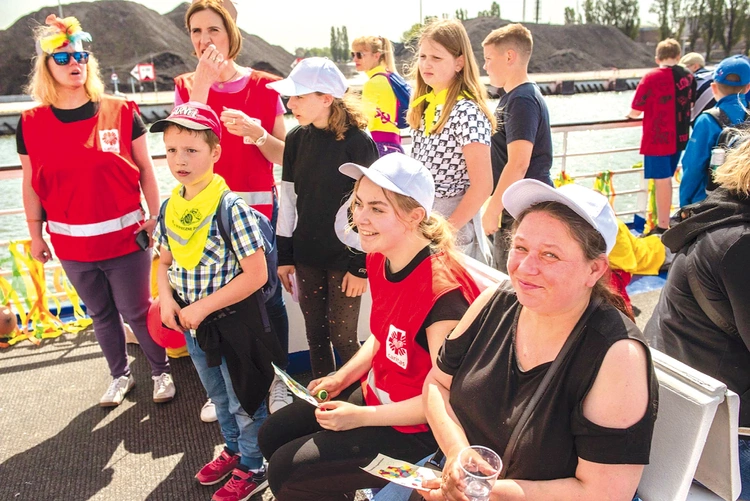 Wolontariuszy w charakterystycznych koszulkach i kamizelkach można spotkać wszędzie, gdzie dzieje się dobro. Na zdjęciu na corocznym rejsie organizowanym z okazji Dnia Dziecka.