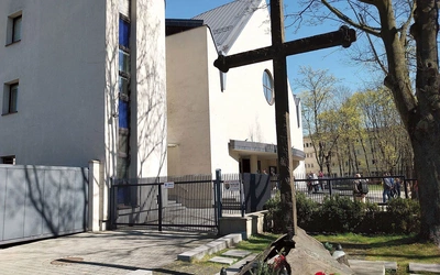 W 2007 r. w miejscu, gdzie znajdował się niegdyś krzyż drewniany, stanął monument projektu prof. Stefana Dousy  – pomnik Krzyża Nowohuckiego.