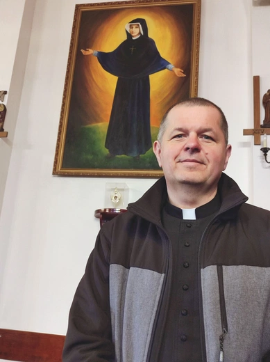 Obraz św. s. Faustyny Kowalskiej i jej relikwie będą towarzyszyły modlącym się za dusze zmarłych.