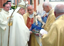 Kapłani sprezentowali biskupowi naturalnych rozmiarów kopię Cudownej Piety ze Skrzatusza.