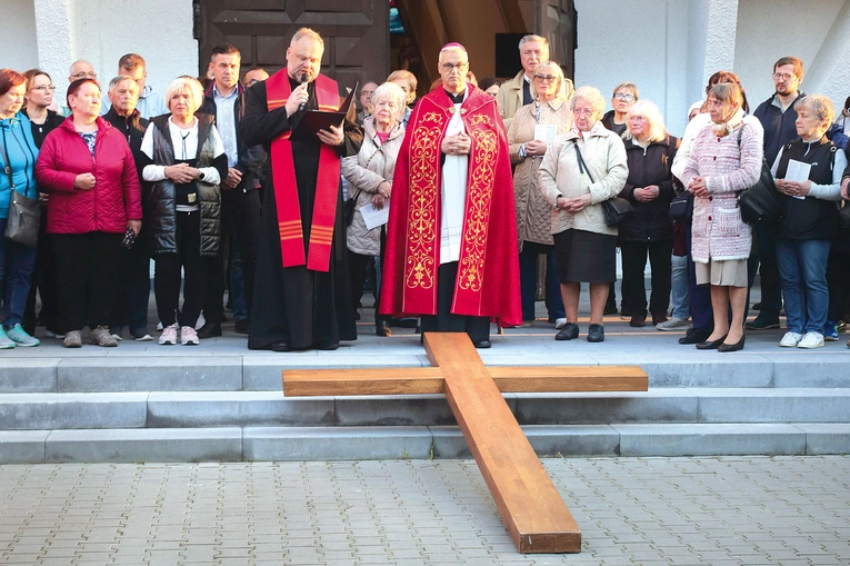Modlitwa rozpoczęła się w parafii Matki Bożej Królowej Polski.