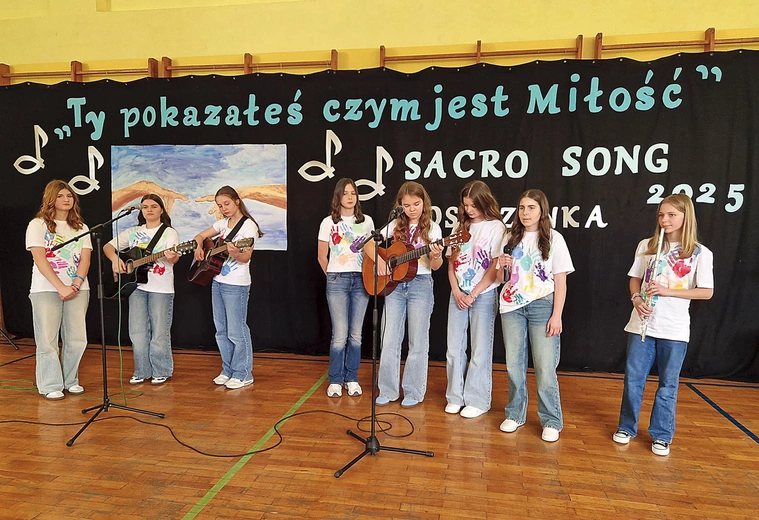 Niektórzy sami przygotowali zarówno utwory, jak i stroje.