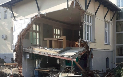 Widok oderwanej ściany kaplicy był straszny.