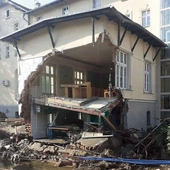 Widok oderwanej ściany kaplicy był straszny.