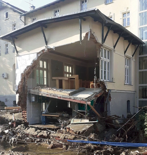 Widok oderwanej ściany kaplicy był straszny.
