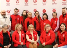Dyrektorzy ks. Damian Drabikowski (z lewej) i ks. Karol Piłat oraz pracownicy dziękują darczyńcom za wsparcie ich działań. 
