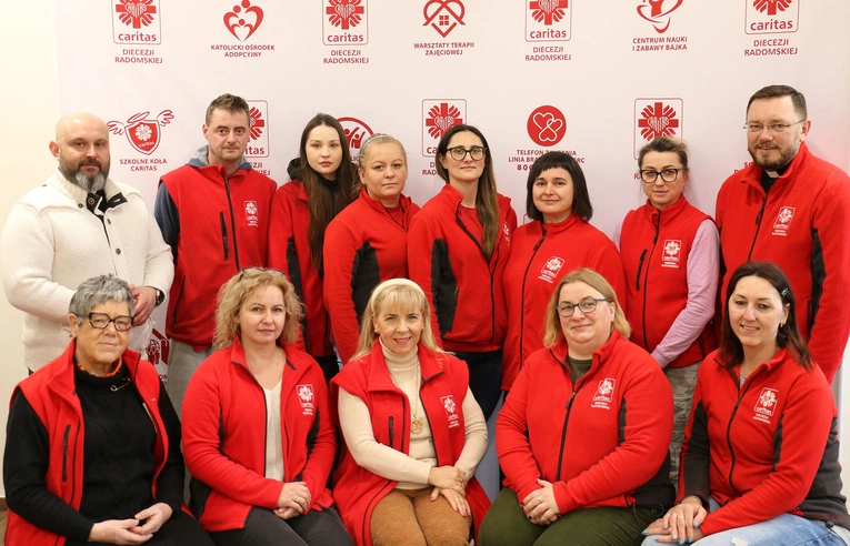 Dyrektorzy ks. Damian Drabikowski (z lewej) i ks. Karol Piłat oraz pracownicy dziękują darczyńcom za wsparcie ich działań. 