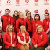 Dyrektorzy ks. Damian Drabikowski (z lewej) i ks. Karol Piłat oraz pracownicy dziękują darczyńcom za wsparcie ich działań. 