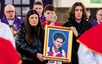 Relikwiarz i portret wnieśli młodzi parafianie.