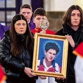 Relikwiarz i portret wnieśli młodzi parafianie.