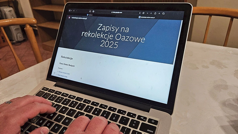 Szczgółowe informacje o tym, jak zapisać się na rekolekcje, oraz link do formularza dostępne są na profilu Ruchu Światło–Życie Diecezji Radomskiej.