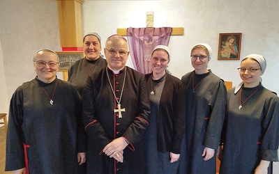Bp Marek Mendyk ze wspólnotą zakonną.