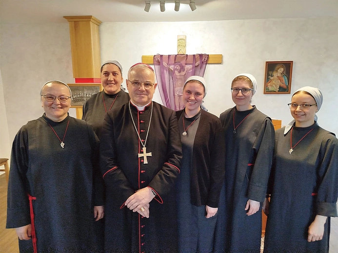 Bp Marek Mendyk ze wspólnotą zakonną.