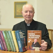 Ks. inf. Adam Kokoszka z kolekcją dotychczas wydanych kazań.