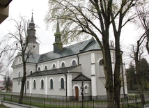 Kościół w Mędrzechowie jest pierwszym w diecezji,  a może nawet w Polsce, który wybudowano  pod wezwaniem NMP Królowej Polski.