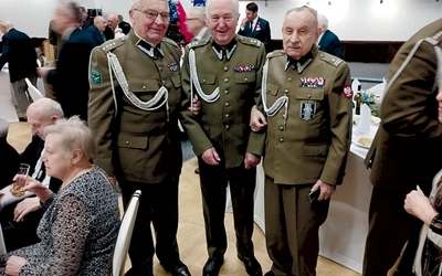 – Najważniejsze, że ułożyło mi się życie osobiste. Mam wspaniałą rodzinę. Za to dziękuję Bogu każdego dnia – uśmiecha się Jerzy Pruszyński. 