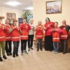 – Dziś największym ubóstwem jest samotność. Świat pcha ludzi w konsumpcjonizm i indywidualizm, gdzie starsi, chorzy i ubodzy często zostają pozostawieni samym sobie. To jedno z  aktualnych wyzwań Caritas – zauważa s. Dalia Matusiak. Na zdjęciu: Wolontariusze podczas przygotowywania wielkanocnych paczek.