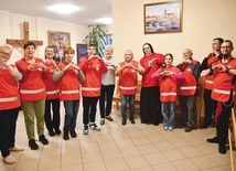 – Dziś największym ubóstwem jest samotność. Świat pcha ludzi w konsumpcjonizm i indywidualizm, gdzie starsi, chorzy i ubodzy często zostają pozostawieni samym sobie. To jedno z  aktualnych wyzwań Caritas – zauważa s. Dalia Matusiak. Na zdjęciu: Wolontariusze podczas przygotowywania wielkanocnych paczek.