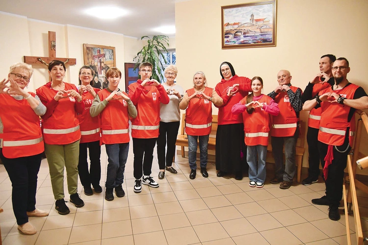 – Dziś największym ubóstwem jest samotność. Świat pcha ludzi w konsumpcjonizm i indywidualizm, gdzie starsi, chorzy i ubodzy często zostają pozostawieni samym sobie. To jedno z  aktualnych wyzwań Caritas – zauważa s. Dalia Matusiak. Na zdjęciu: Wolontariusze podczas przygotowywania wielkanocnych paczek.