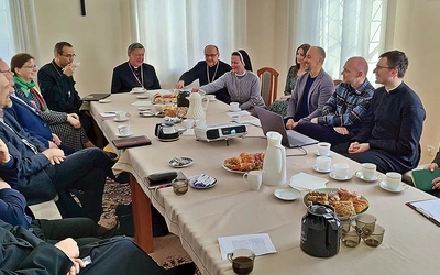 Spotkanie abp. Józefa Kupnego z przedstawicielami różnych struktur synodalnych.